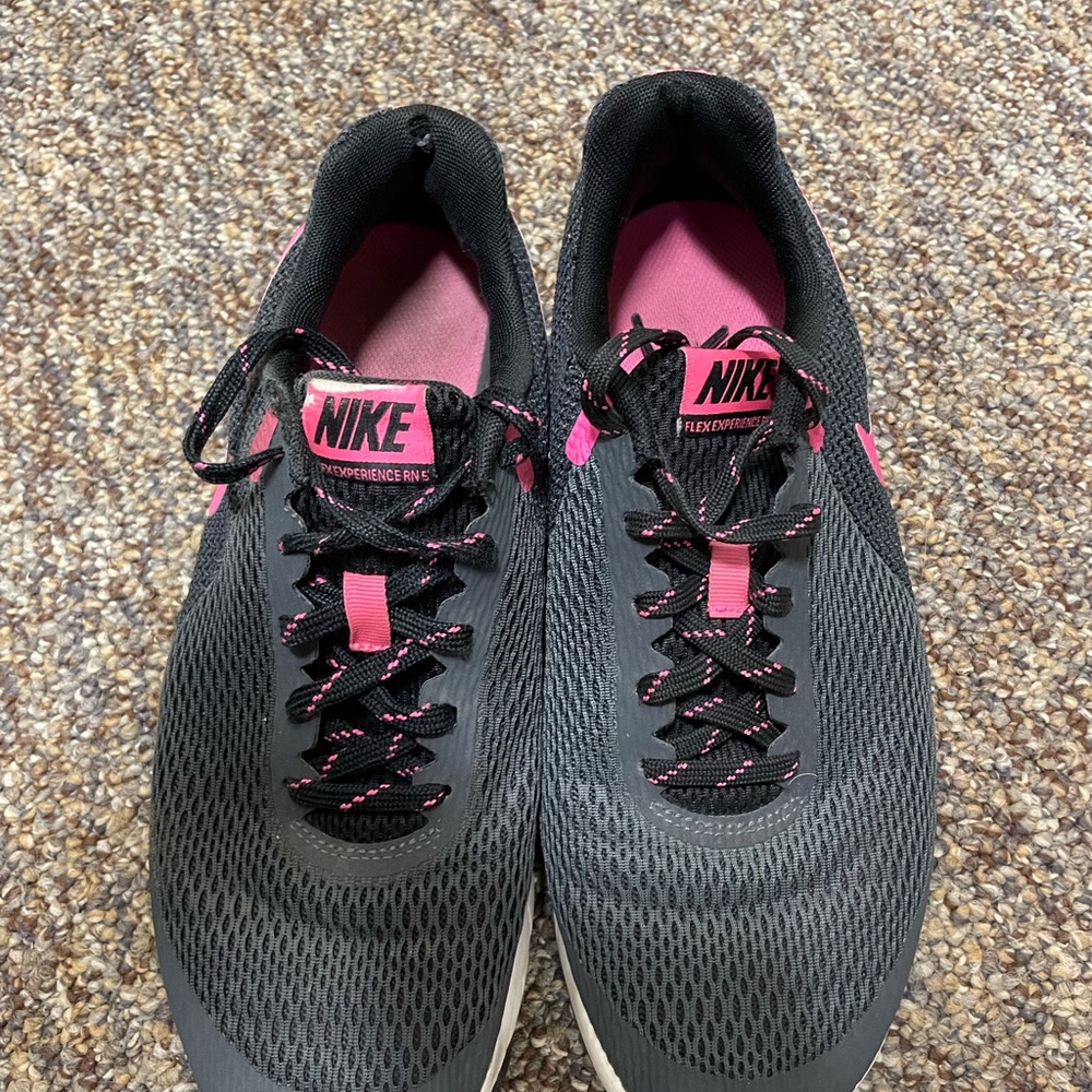 Nike - Picture 2 of 3